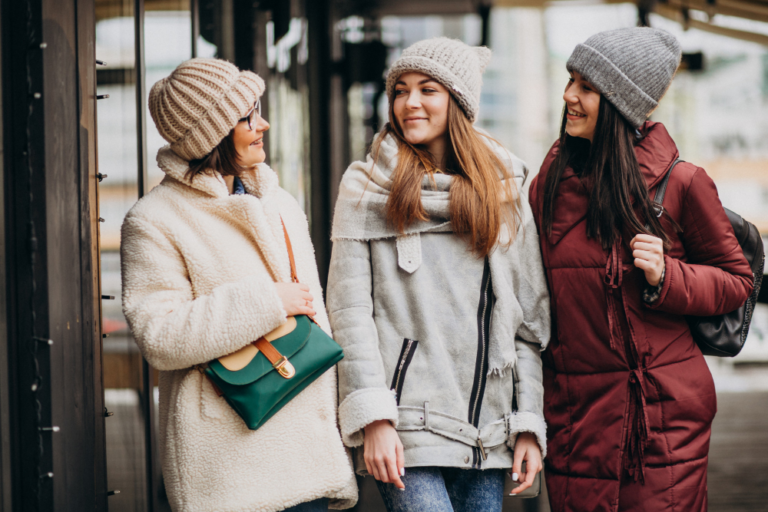 Тенденции зимней женской моды 2023 года с шапкой