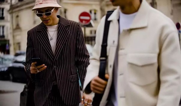 Light-colored bucket hats + casual suits