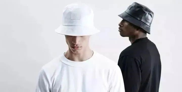 Белая или черная шляпа-ведро