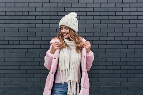 Snygga och eleganta kombinationer för kvinnor över 4 år på vintern - rockar + halsdukar