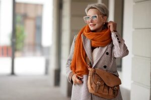Alta costura - Cómo las mujeres mayores visten un pañuelo con confianza y elegancia