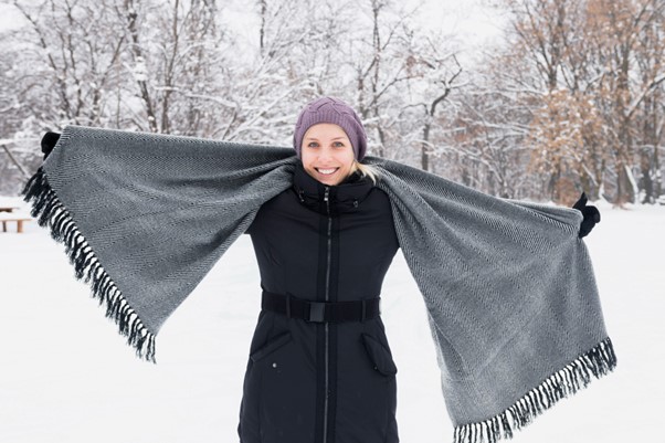 Cómo elegir y combinar una bufanda grande en invierno