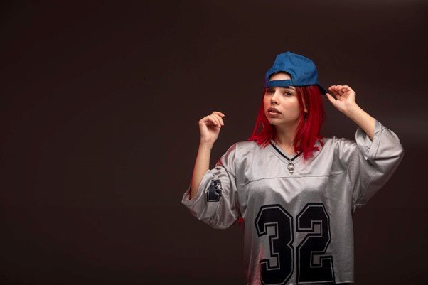 Baseball caps + sports T-shirts or polarized jackets