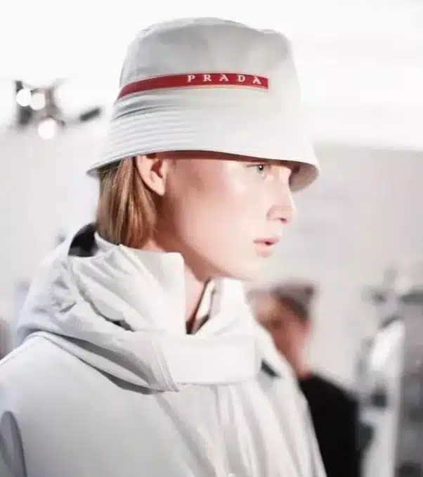 chapeaux bob avec logos ou slogans