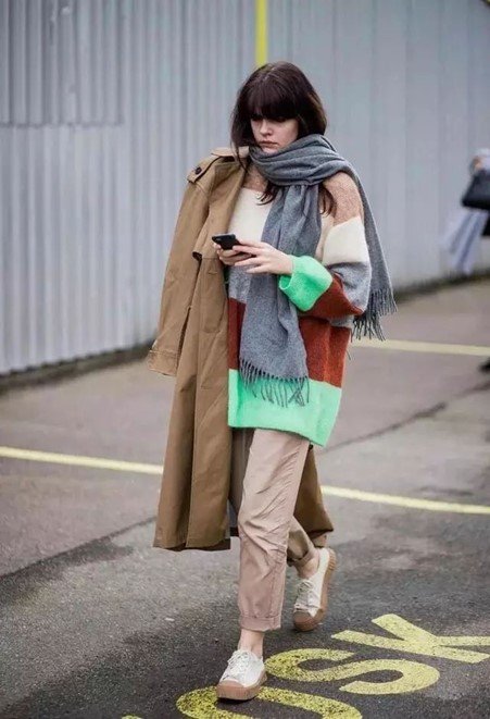 Create an eye-catching point to elevate the overall look with scarf and coat