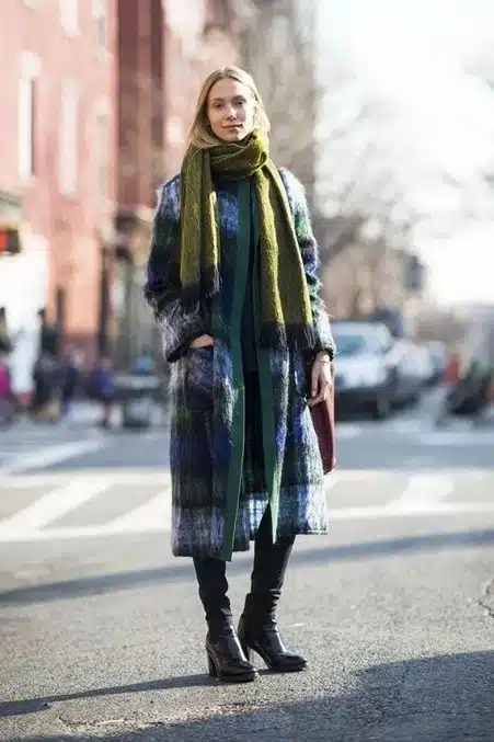 Ho annodato la sciarpa per stare al caldo e dare un tocco di stile al mio look.
