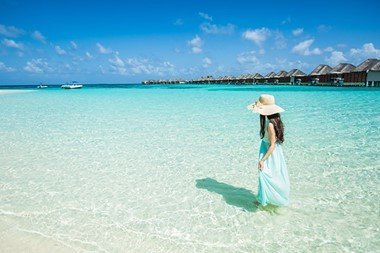 Straw hats + long romantic dresses