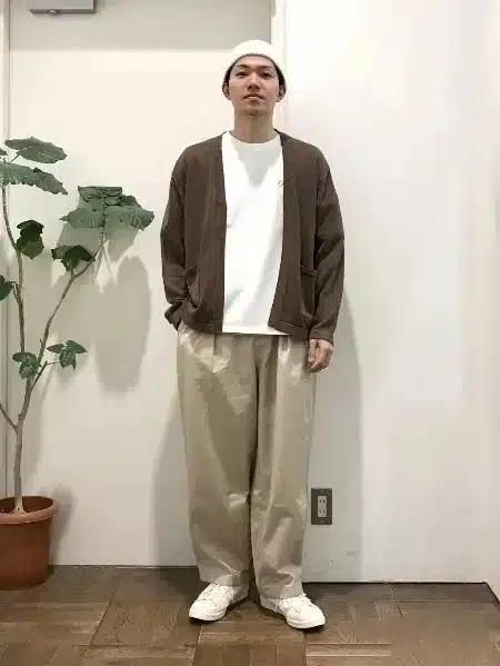 white-beanie-t-shirt-sneakers-1 White beanie + T-shirt + Sneakers