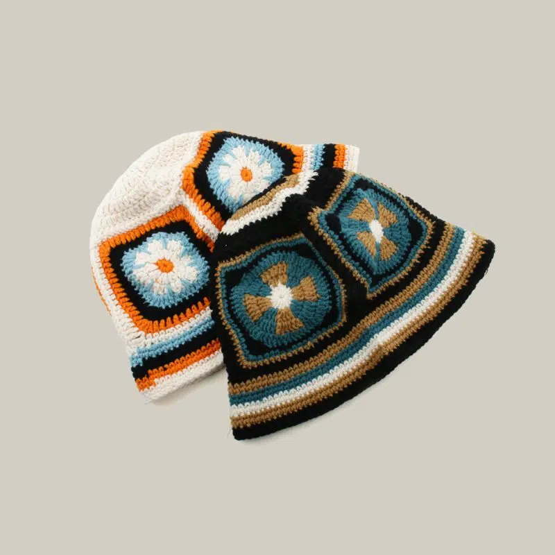 Cappello estivo all'uncinetto in maglia multicolore personalizzato in acrilico