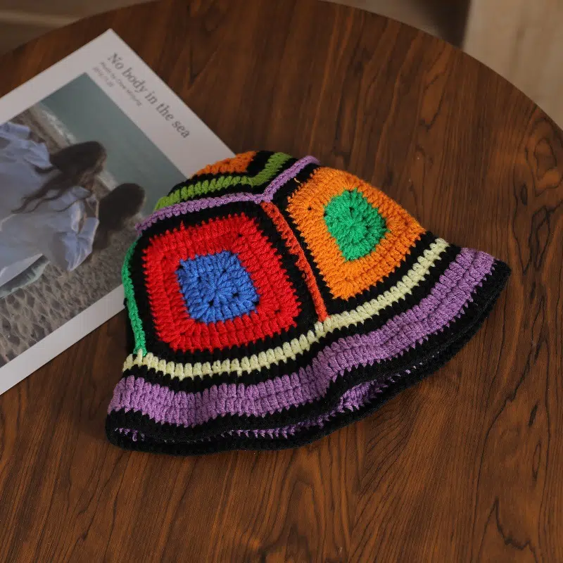 Cappello estivo all'uncinetto in maglia multicolore personalizzato in acrilico