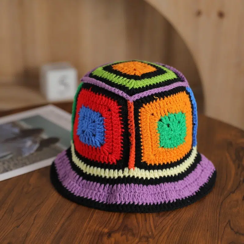 Cappello estivo all'uncinetto in maglia multicolore personalizzato in acrilico