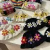 Chapeau bob en laine tricotée avec écusson coloré et fleurs au crochet