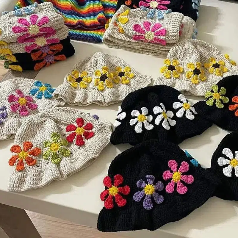 Chapeau bob en laine tricotée avec écusson coloré et fleurs au crochet