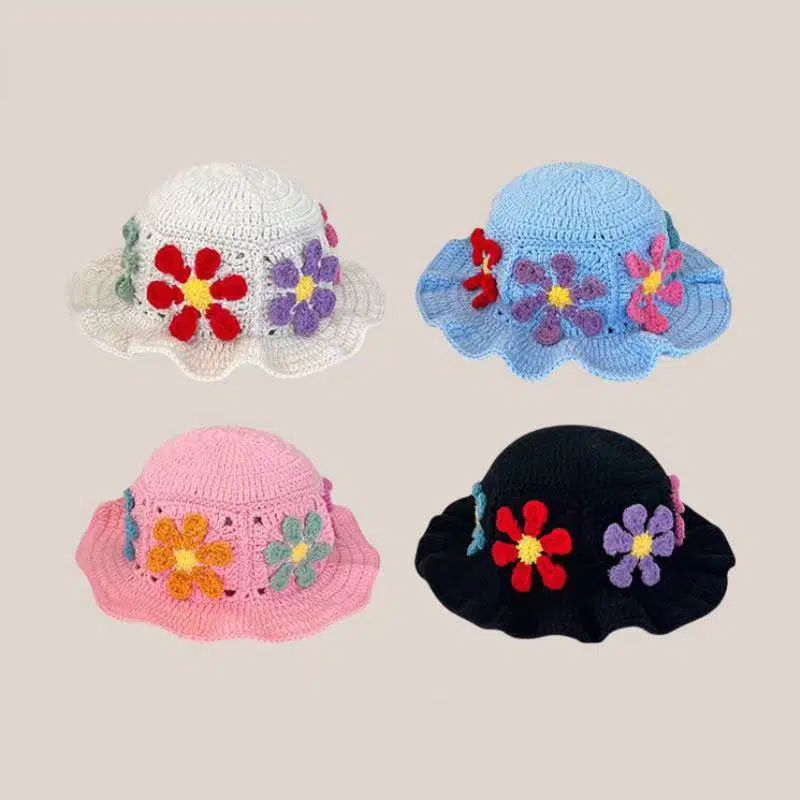 Chapeau bob en laine tricotée avec écusson coloré et fleurs au crochet
