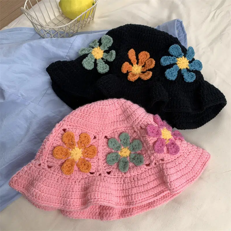 Chapeau bob en laine tricotée avec écusson coloré et fleurs au crochet