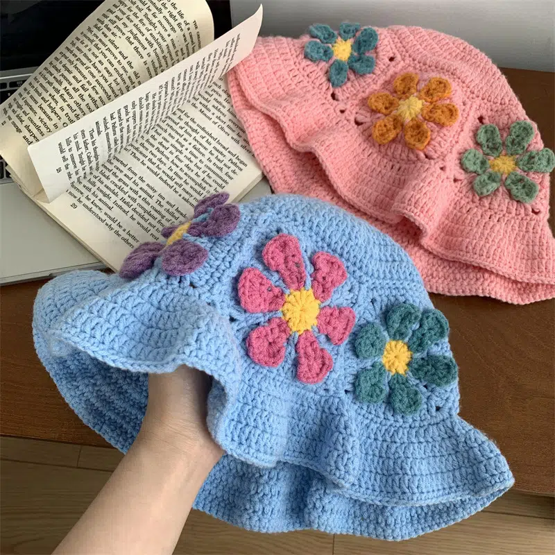 Chapeau bob en laine tricotée avec écusson coloré et fleurs au crochet