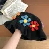 Chapeau bob en laine tricotée avec écusson coloré et fleurs au crochet