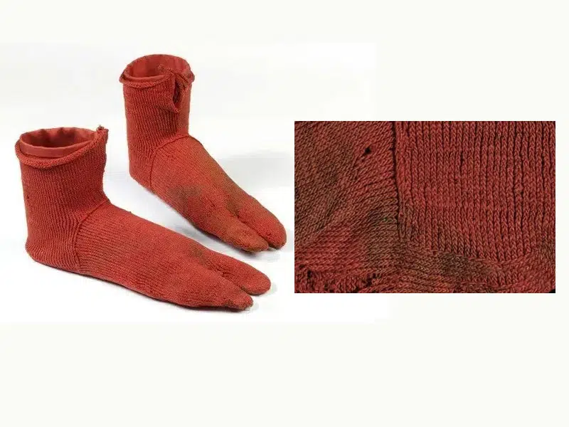 Une paire de chaussettes en laine provenant d'Égypte et datant du IIIe au Ve siècle après J.-C., exposée au musée VA.