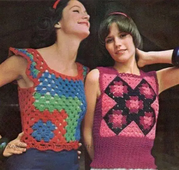 Les tricots colorés à motifs carrés, très populaires dans les années 1970, constituent également un style très distinctif.