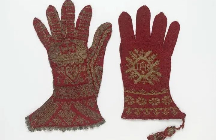 Hand-knitted gloves from Spain before the 16th century