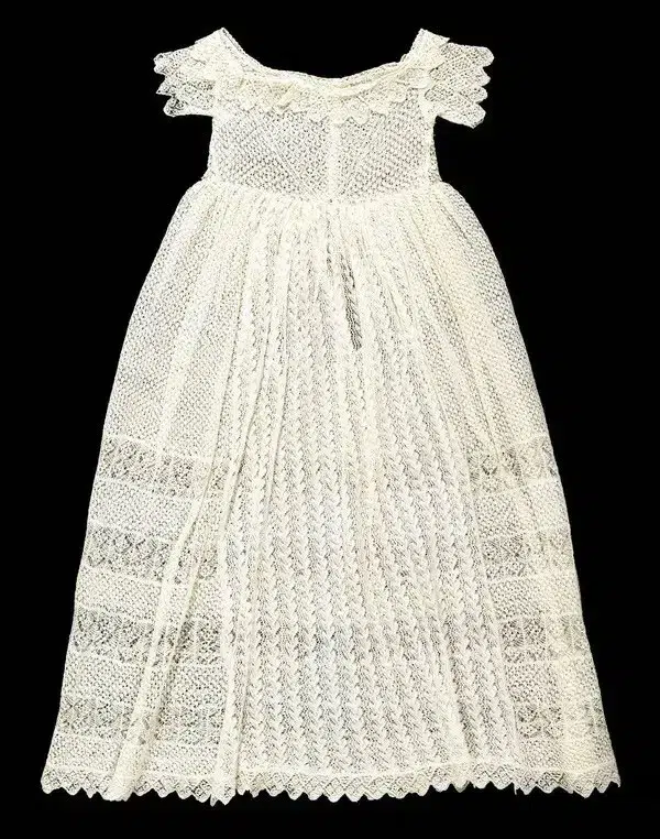 Chemise de nuit en dentelle pour bébé du XIXe siècle