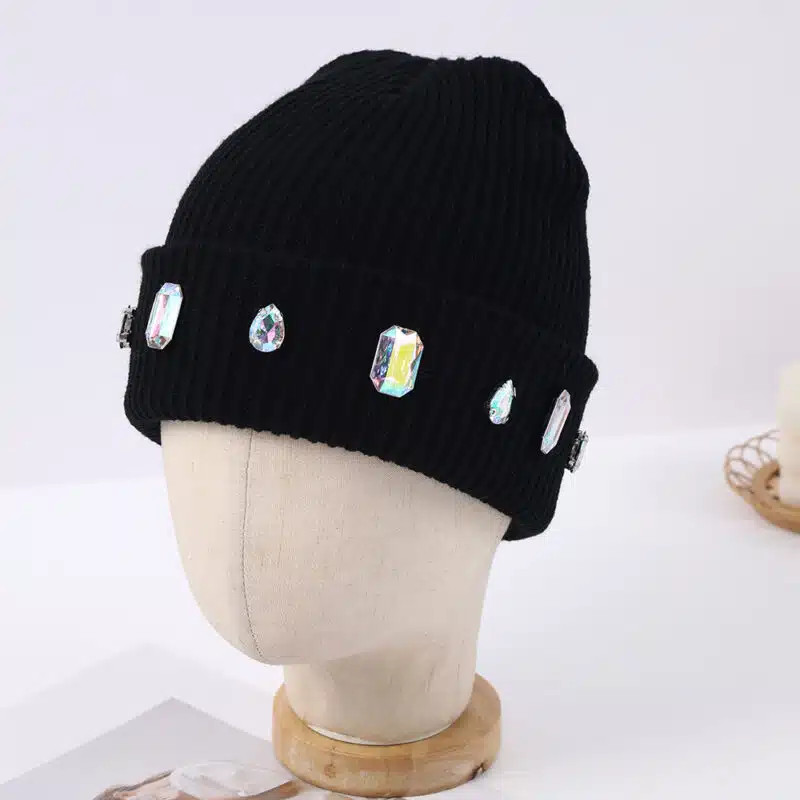 Bonnet en acrylique personnalisé avec chaîne en perles et strass – Chaud et élégant