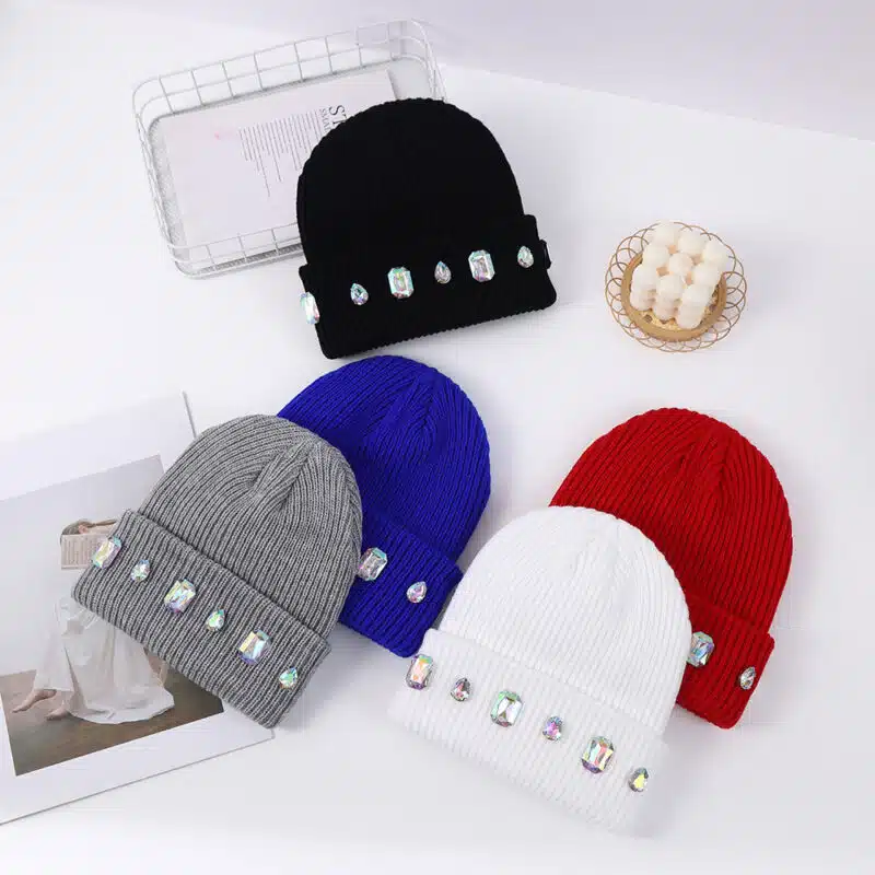 Bonnet en acrylique personnalisé avec chaîne en perles et strass – Chaud et élégant