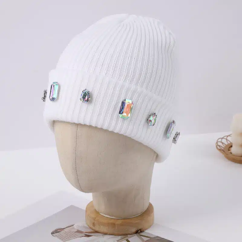 Bonnet en acrylique personnalisé avec chaîne en perles et strass – Chaud et élégant
